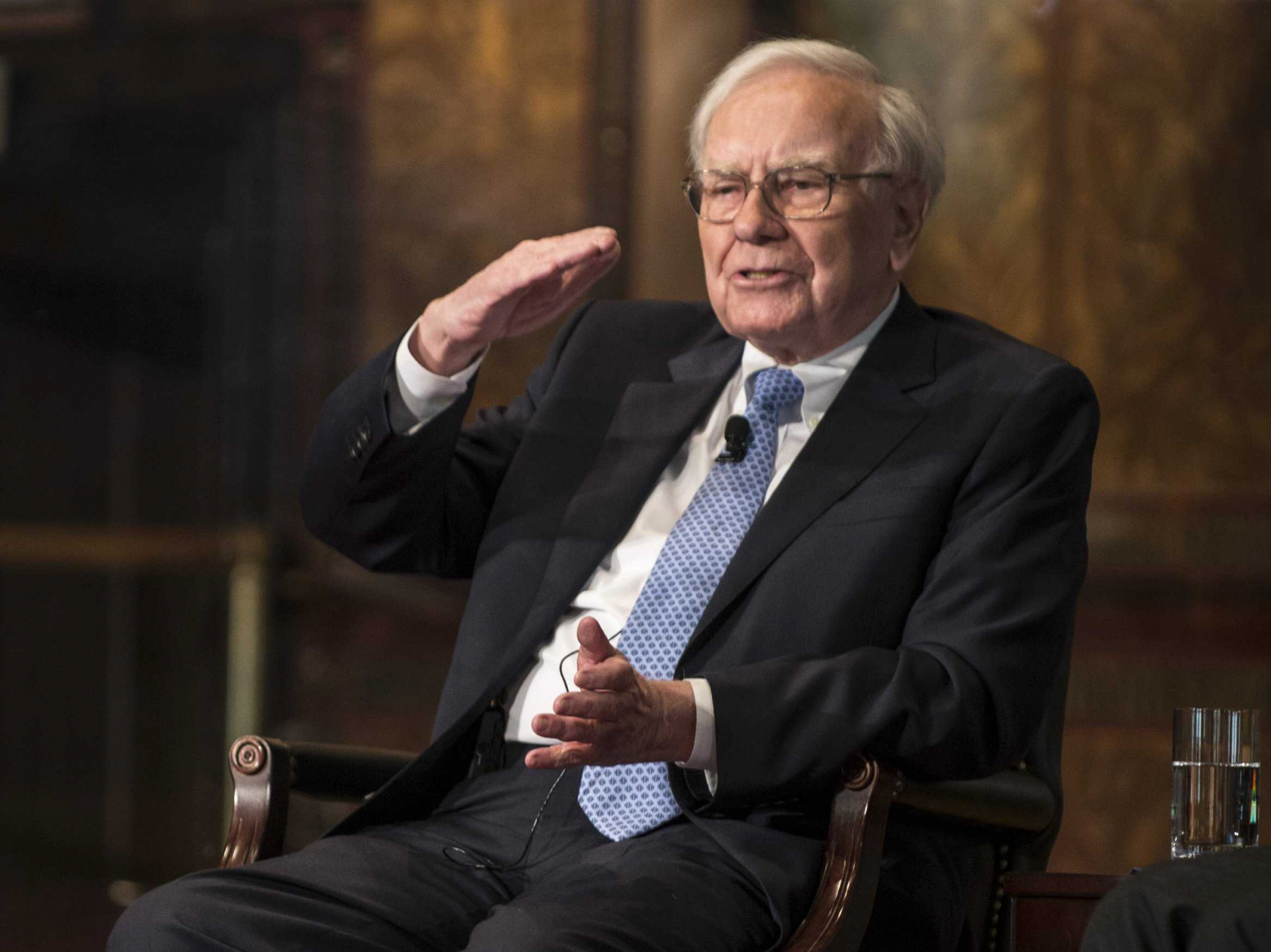 Warren Buffett cảnh báo nhà đầu tư không nên mua đi bán lại cổ phiếu quá nhiều lần