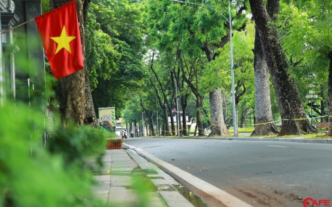 Hà Nội ngày đầu thực hiện giãn cách xã hội: Nơi vắng vẻ lạ thường, nơi tấp nập người qua lại