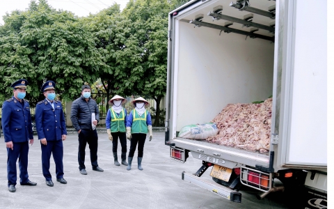 Xử lý tiêu hủy 2.400 kg mỡ động vật không rõ nguồn gốc