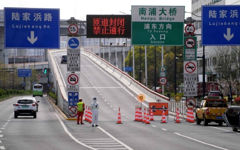 Chán ngán với lệnh phong tỏa, nhiều ngân hàng và các nhà quản lý quỹ tìm cách rời Thượng Hải