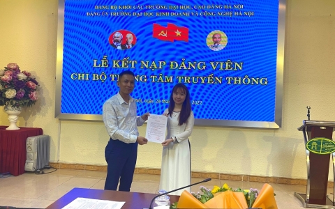 ĐH Kinh doanh và Công nghệ Hà Nội tổ chức Lễ kết nạp Đảng viên mới Chi bộ Trung tâm Truyền thông