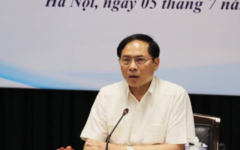 Chuyển công tác ngoại giao kinh tế sang phục vụ phục hồi và phát triển kinh tế