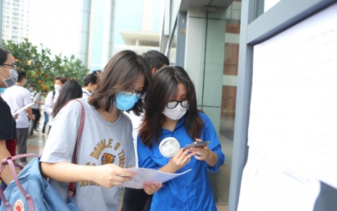 Tăng học phí đại học - Áp lực đè nặng lên vai sinh viên