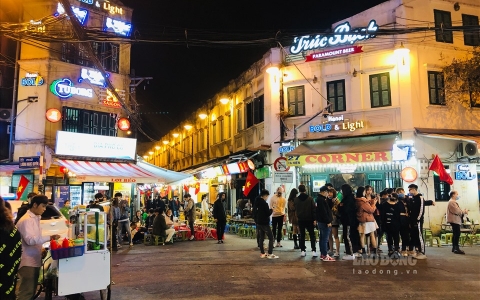 Dịch Covid-19 bùng phát, nhiều người vẫn tìm đến các quán karaoke