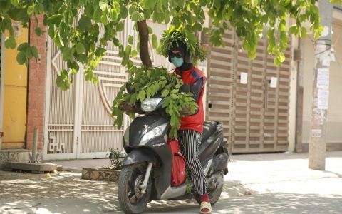 Tuyệt kỹ ‘biến hình’ của người dân Hà Nội để chống chọi với nắng đầu Hạ