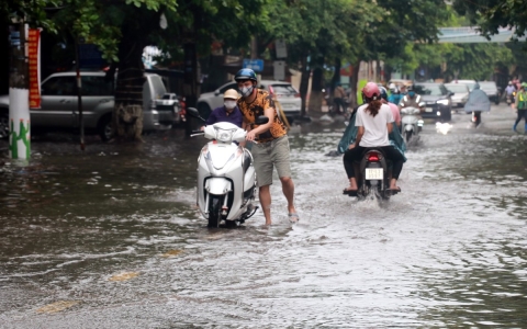 Bắc Bộ mưa dông 3 ngày liền, Trung Bộ từ ngày mai nắng nóng giảm dần