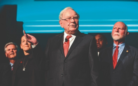 Warren Buffett: Giao tiếp kém như kiểu 'liếc mắt đưa tình' với một cô gái … trong bóng tối