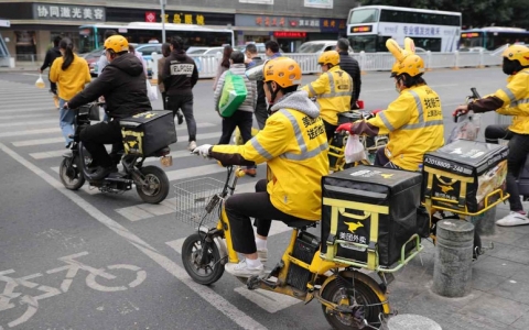 Hãng giao đồ ăn lớn nhất Trung Quốc bị phạt hơn nửa tỷ USD vì độc quyền