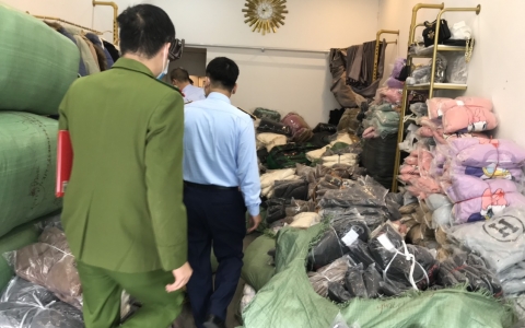Thu giữ nhiều sản phẩm vi phạm tại Cửa hàng kinh doanh quần áo Huyền Tây