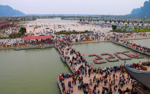 ‘Biển người’ đổ về chùa Tam Chúc du Xuân ngày mùng 4 Tết