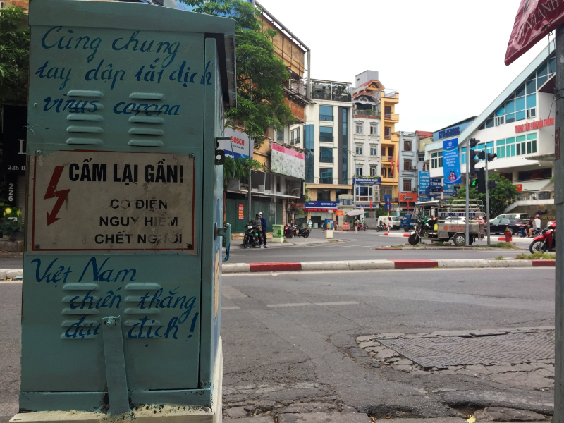 Tại nơi đây, hình ảnh và khẩu hiệu ‘cùng chung tay dập tắt dịch Covid-19’ thể hiện sự quyết tâm chiến thắng dịch bệnh Covid-19, điều mà Việt Nam luôn làm tốt