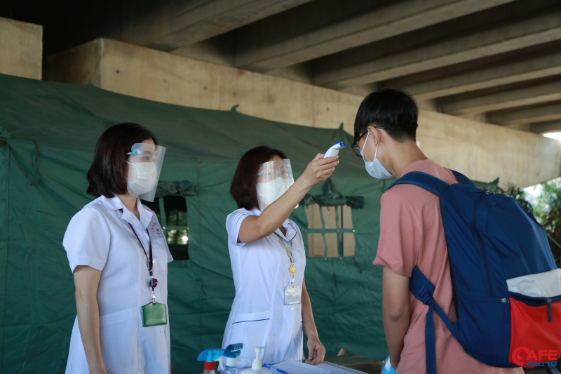 Em Trịnh Văn Trưởng (quê ở Hải Dương; sinh viên trường Đại học Bách Khoa Hà Nội) tự nguyện khai báo y tế sau khi thấy chốt kiểm soát dịch Covid-19 tại nơi đây