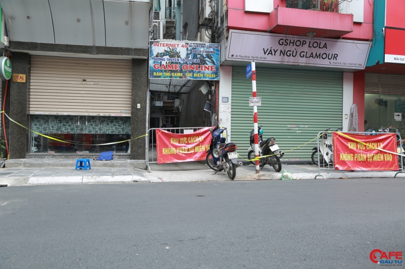 Theo đó, ngay trong đêm 21 và rạng sáng 22/7, lực lượng chức năng đã dựng hàng rào phong tỏa, căng dây, bắt đầu từ số nhà 38 đến 70E. Cùng với dãy nhà đối diện từ 37 đến 67 và toàn bộ con ngõ 46 Thuỵ Khuê. Đồng thời, chặn lối đi tại khu vực này