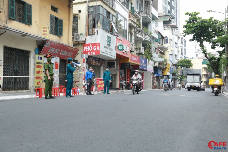 Ghi nhận của chúng tôi, sáng ngày 22/7, người dân bên ngoài khu vực phong tỏa có thể đi qua bình thường. Lực lượng chức năng dùng loa thông báo người dân không dừng, đỗ tại khu vực phong tỏa và phân luồng giao thông để tránh ùn tắc