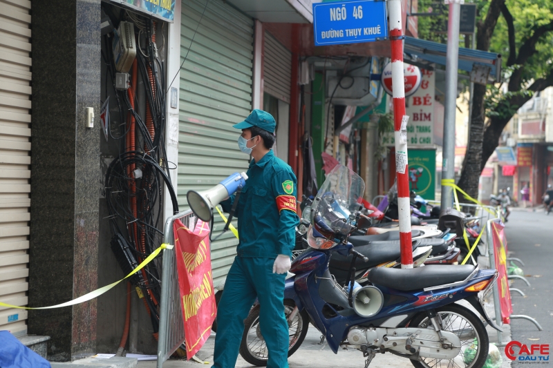 Lực lượng chức năng dùng loa thông báo người dân bên trong ra ngoài nhận đồ tiếp tế