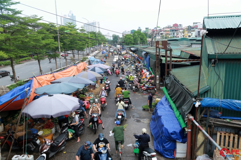 Ghi nhận của chúng tôi, khoảng 8h10' tại khu vực phía ngoài chợ Long Biên, nơi đây tấp nập người mua kẻ bán, không đảm bảo an toàn phòng, chống dịch Covid-19