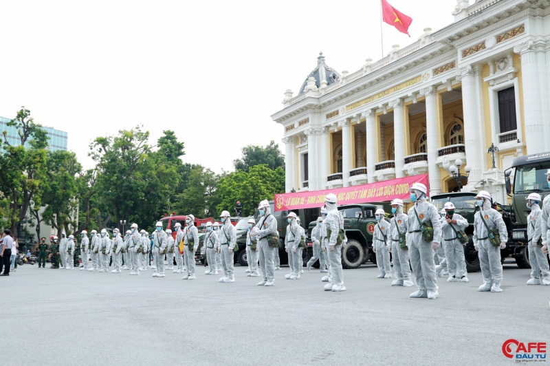 Sáng nay (26/7), Bộ Tư lệnh Thủ đô và Bộ Tư lệnh hoá học đã tổ chức phun khử khuẩn nhằm phòng, chống dịch Covid-19 trên địa bàn quận Hoàn Kiếm