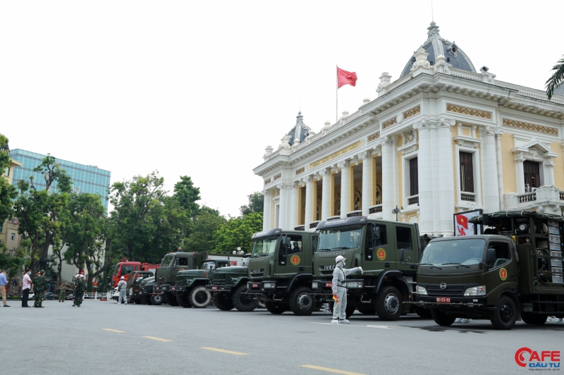 Được biết, đợt phun khử khuẩn diện rộng lần này có sự tham gia của hàng trăm cán bộ chiến sĩ cùng gần 20 xe đặc chủng