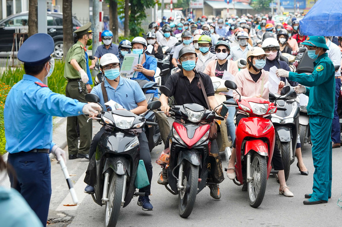 Hà Nội dừng kiểm tra giấy đi đường sau 6h ngày 21/9 (Ảnh Ngô Nhung; ảnh minh họa)