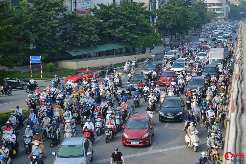 Các phương tiện chỉ di chuyển được sau khi có tín hiệu đèn xanh