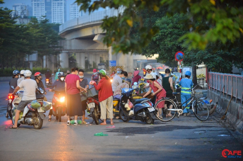 Tuy nhiên vẫn có một số tiểu thương bán hàng trên Cầu Giáp Nhất