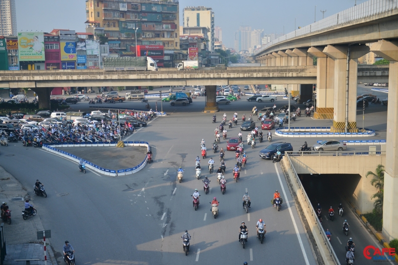 Ghi nhận của chúng tôi trong buổi sáng cùng ngày, nhiều tuyến đường trên địa bàn Hà Nội như Nguyễn Trãi, Trường Chinh, Ngã Tư Sở, Láng Hạ,...xuất hiện ùn ứ kéo dài