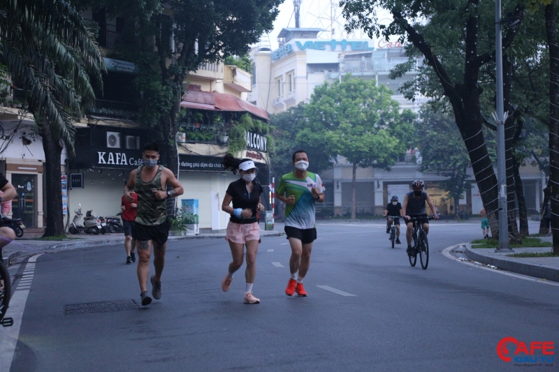 Theo nội dung trong công văn hỏa tốc, từ ngày 28/9, UBND TP. Hà Nội cho phép người dân tập thể dục, thể thao ngoài trời nhưng không được tập trung quá 10 người. Ngoài ra, Trung tâm Thương mại (các cửa hàng ăn uống chỉ được phép bán mang về), cửa hàng may mặc, thời trang, hóa mỹ phẩm được mở cửa trở lại.