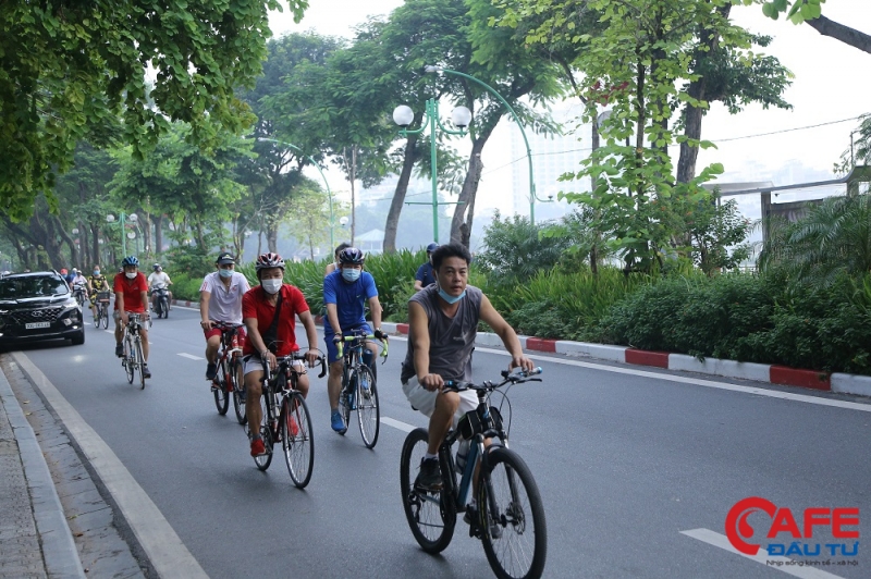 7h15' sáng cùng ngày, trên tuyến đường ven Hồ Tây cũng rất đông người tập thể dục bằng phương tiện xe đạp hoặc chạy bộ, đi dạo...Tuy nhiên, một số người kéo khẩu trang xuống cằm trong lúc đạp xe