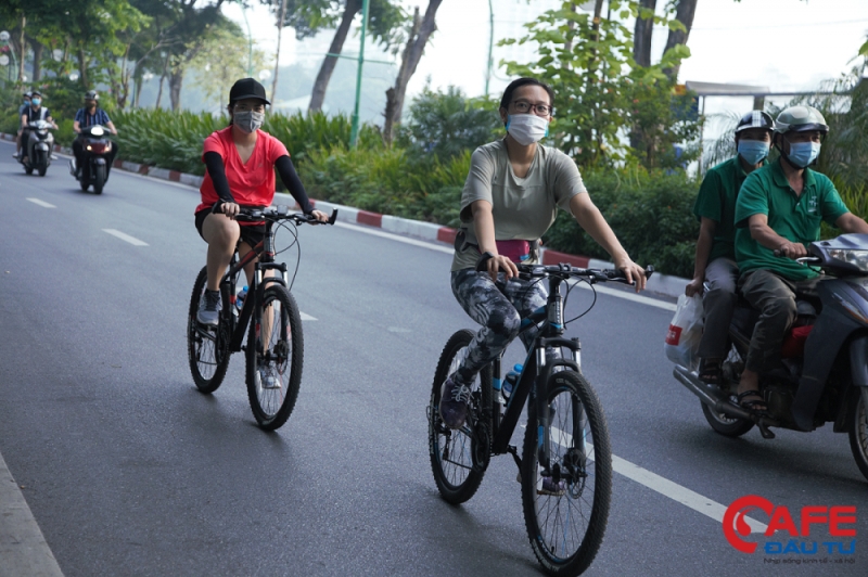 Chia sẻ với chúng tôi, chị Nguyễn Thị Thảo (35 tuổi, Láng Hạ, Hà Nội) cho hay: “Sáng nay ra đường tôi thấy thoải mái hơn nhiều, được dậy sớm tập thể dục giúp tôi sảng khoái tinh thần hơn sau những ngày gò bó bản thân ở nhà”