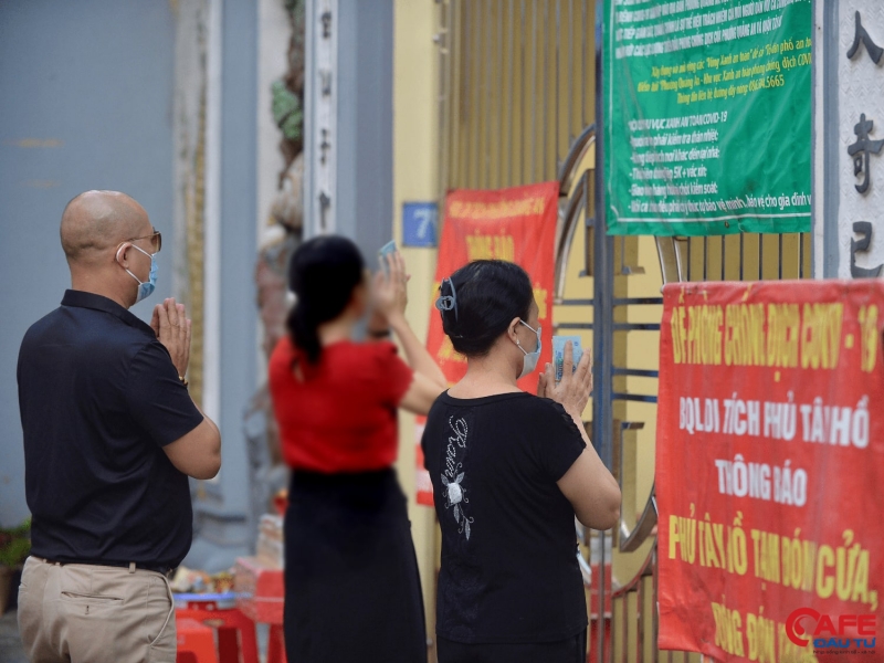 Dù đã có hàng rào chắn, thế nhưng, vẫn có một số người vào được sát cổng phủ làm lễ dâng hương