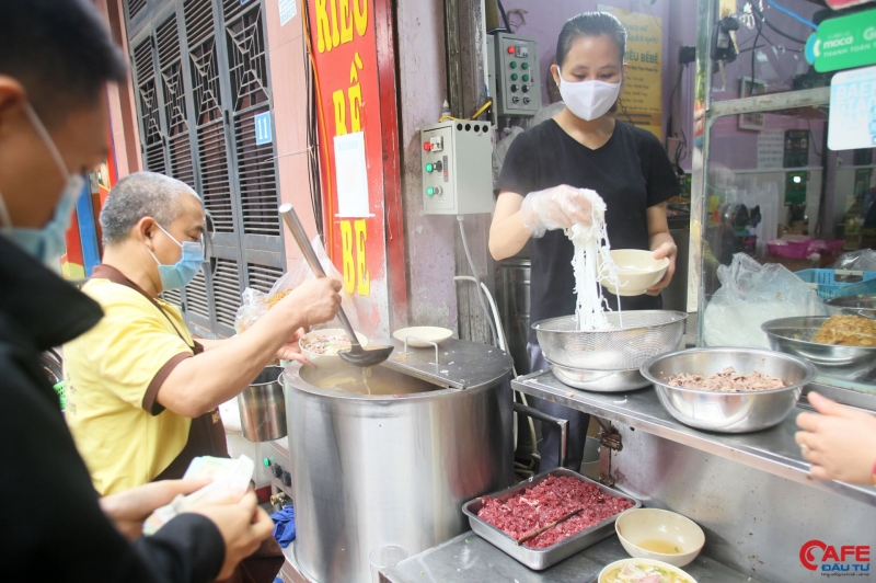 Chia sẻ với chúng tôi, chị Lê Thị Tiến, chủ quán bún cho biết: Chia sẻ với chúng tôi, chị Lê Thị Tiến, chủ quán bún cho biết: 