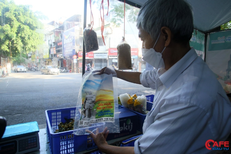 “Các loại nông sản rau, củ, quả được chúng tôi bày bán tại đây đều có nguồn gốc rõ ràng, đảm bảo tươi sạch và theo tiêu chuẩn của Viet Gap, đảm bảo an toàn thực phẩm và không sử dụng chất bảo quản hay thuốc trừ sâu”, ông Tuấn nói