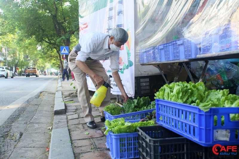 Chia sẻ với chúng tôi, ông Trần Ngọc Tuấn - Người phụ trách gian hàng đổi phế liệu lấy thực phẩm tại phố Văn Miếu cho biết, gian hàng mở cửa phục vụ từ 6h và kết thúc vào 18h hàng ngày