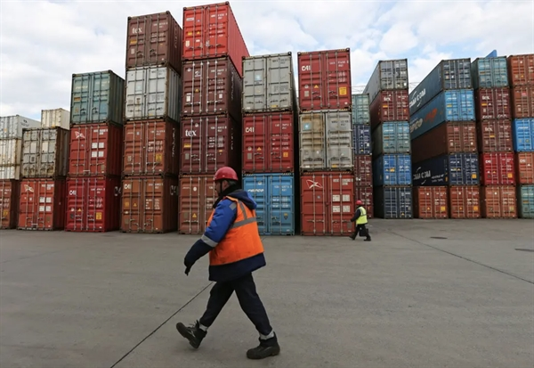 Các container vận chuyển tại một cảng thương mại ở Vladivostok, Nga, vào tháng 10. Ảnh: Reuters.