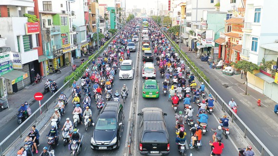 Ùn ứ phương tiện thường xuyên trên cầu Nguyễn Văn Cừ, TPHCM. Ảnh: HOÀNG HÙNG