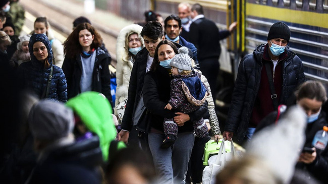 Người dân Ukraine trên đường sơ tán sang Ba Lan. (Ảnh: Getty Image)