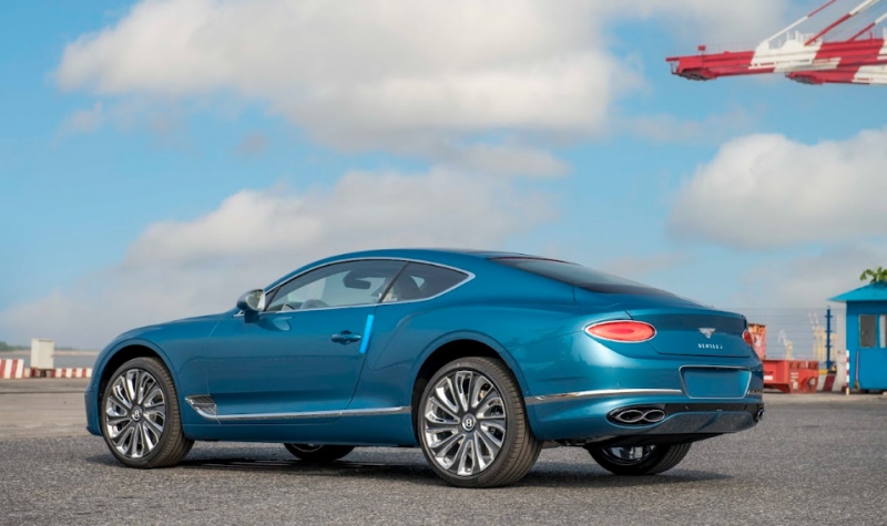 Lớp sơn màu Light Windsor Blue của chiếc Bentley Continental GT V8 Mulliner