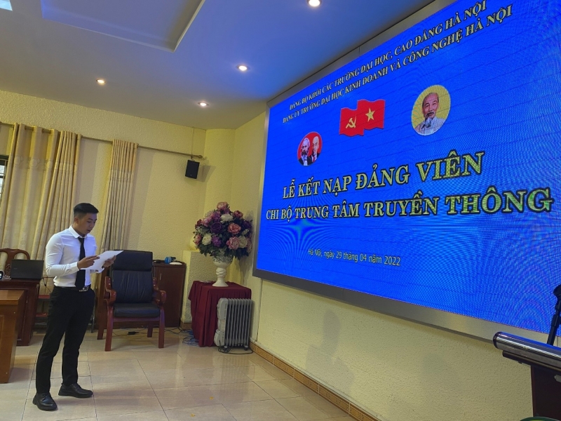 Các đồng chí đọc lời tuyên thệ