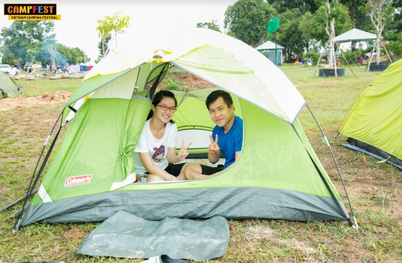 Vợ chồng anh Quân sau khi hoàn thành việc set-up lều trại 
