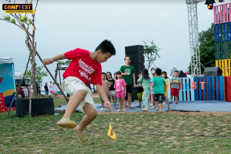 Các bạn nhỏ háo hức tham gia các trò chơi dân gian như cướp cướp cờ, bắt vịt,... 