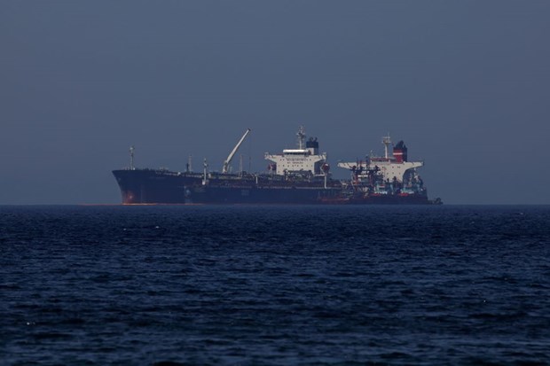 Tàu chở dầu mang cờ Liberia Ice Energy chuyển dầu thô từ tàu chở dầu mang cờ Iran Lana, ngoài khơi Karystos, trên đảo Evia (Hy Lạp), ngày 26/5/2022. (Nguồn: reuters.com)