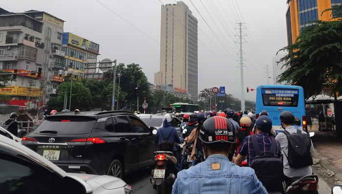 Trên đường Tố Hữu (Hà Đông) có làn riêng cho BRT, xe buýt thường thì phải đi hỗn hợp gia tăng ùn tắc