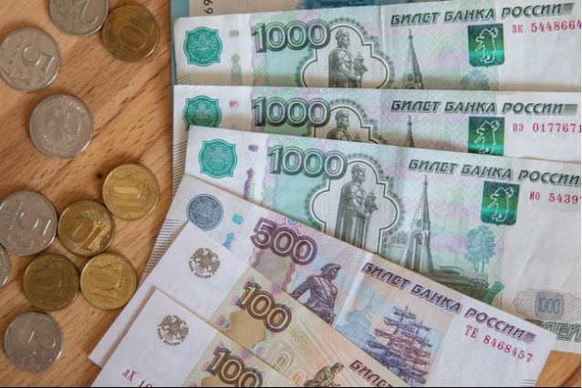 Đồng tiền giấy và tiền xu Ruble của Nga. Ảnh: THX/TTXVN