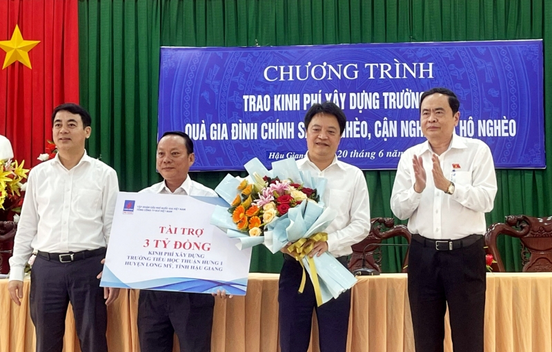 Đồng chí Trần Thanh Mẫn – UV BCT, Phó Chủ tịch Thường trực Quốc hội và đồng chí Nghiêm Xuân Thành – UV TW Đảng, Bí thư Tỉnh ủy Hậu Giang tặng hoa cám ơn nhà tài trợ PV GAS.