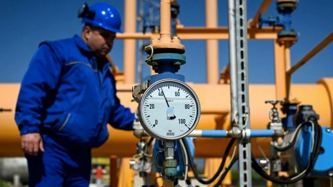 Người tiêu dùng Đức có thể sẽ phải đối mặt với giá khí đốt tăng gấp 3 lần trong những tháng tới sau khi Nga siết van khí đốt tới châu Âu (Ảnh: Getty).
