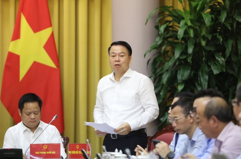 Thứ trưởng Bộ Tài chính Nguyễn Đức Chi tại họp báo