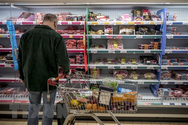Khách hàng mua sắm tại siêu thị Sainsburys ở Walthamstow, đông London, Anh. (Ảnh: AFP/TTXVN)