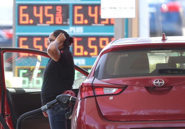 Giá xăng tại Mỹ đã giảm hơn 10% vào ngày 5/7. (Ảnh: Getty Images)  