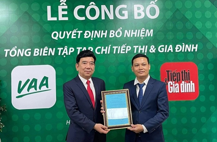  Nhà báo Hoàng Vững (bên phải) nhận quyết định bổ nhiệm Tổng biên tập