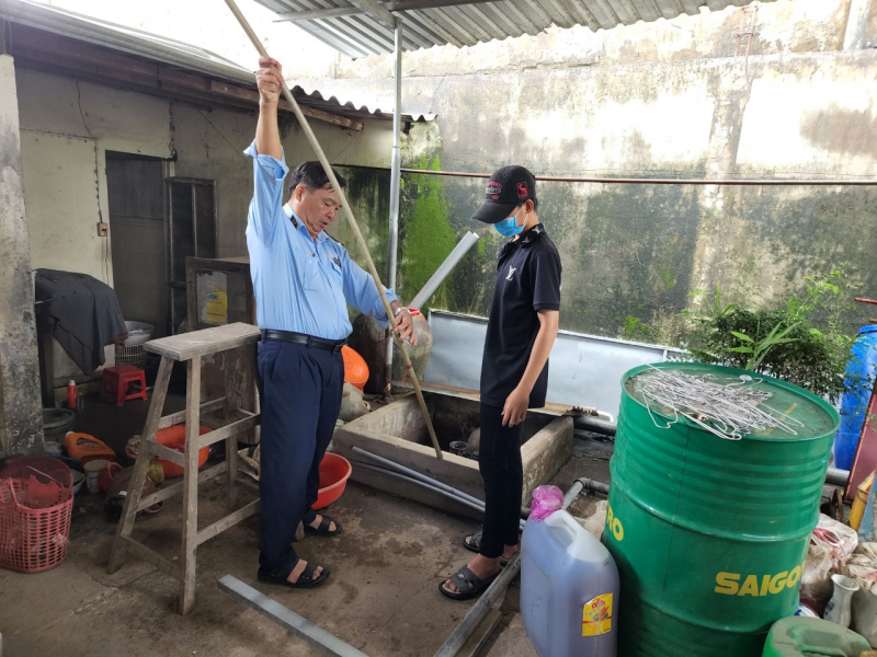 Hoạt động đo bồn chứa xăng dầu